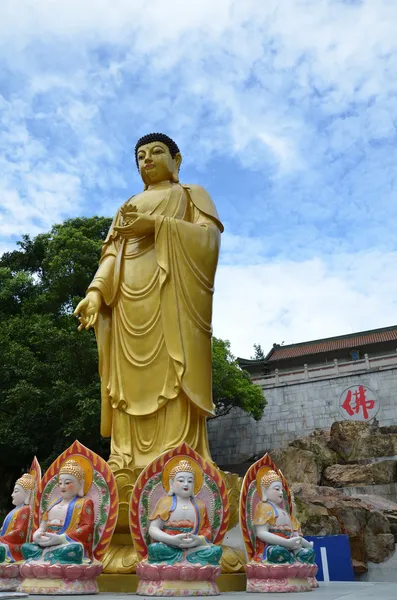 Posągi Buddy biały błękitne niebo — Zdjęcie stockowe
