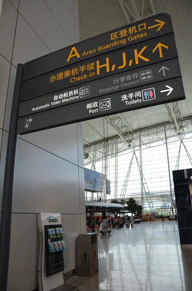 Direction sign in Guangzhou airport — Stock Photo, Image