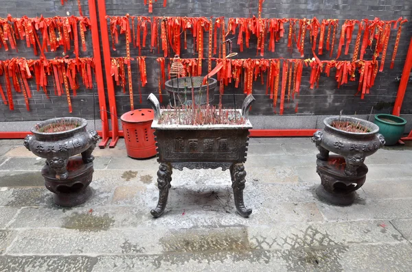 Latão tigela de incenso santuário budista — Fotografia de Stock