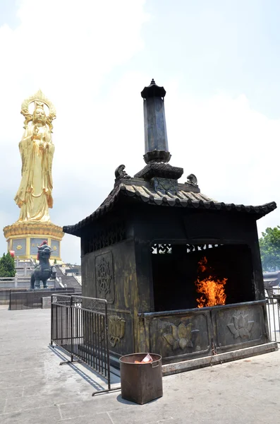 中国の寺院で祈る — ストック写真