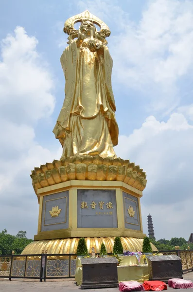 仏の彫像白青い空 — ストック写真
