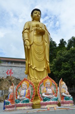 Buda heykelleri mavi gökyüzü beyaz.