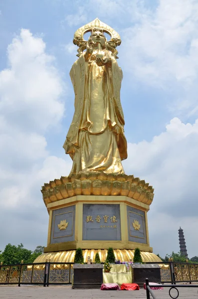 Buda heykelleri mavi gökyüzü beyaz. — Stok fotoğraf