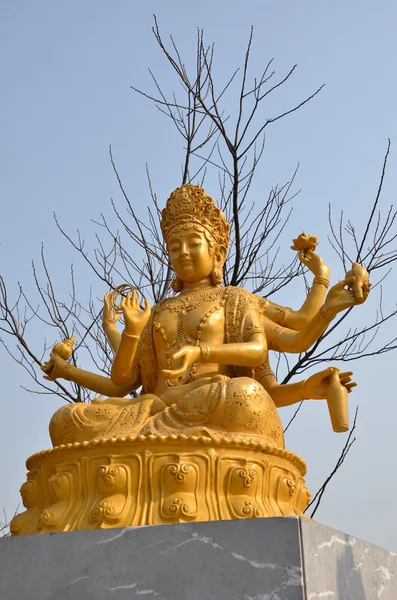 Buddha con cielo blu — Foto Stock