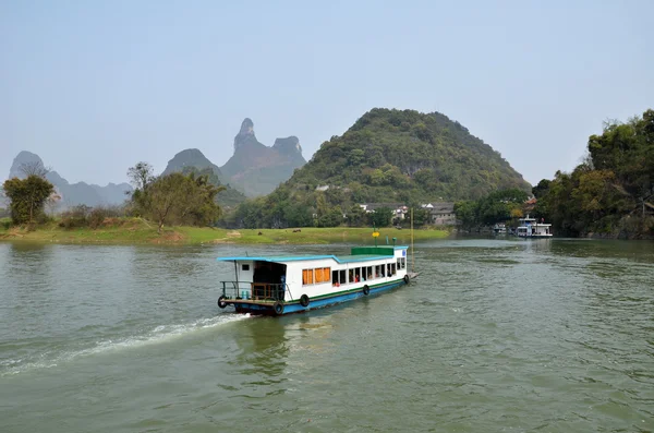 Båd krydstogter langs Li floden, Guilin - Stock-foto