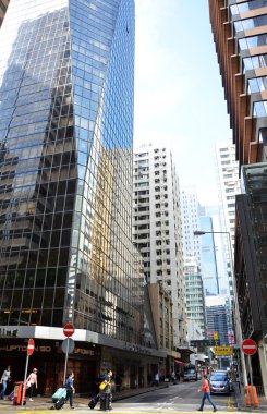 hong kong caddede dolaşıyor