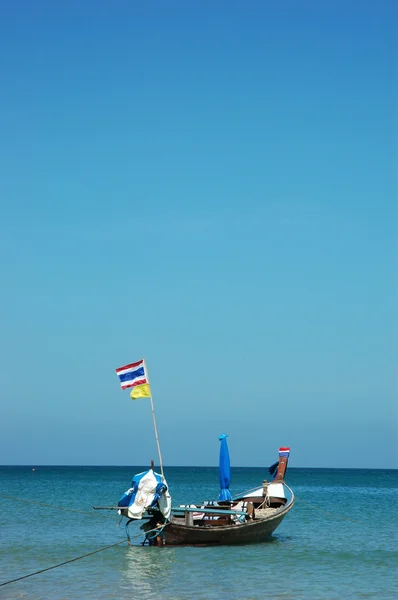 Barco na praia tropical, Phuket, Tailândia — Fotografia de Stock