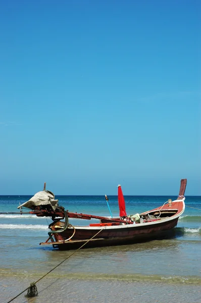 Barco na praia tropical, Phuket, Tailândia — Fotografia de Stock