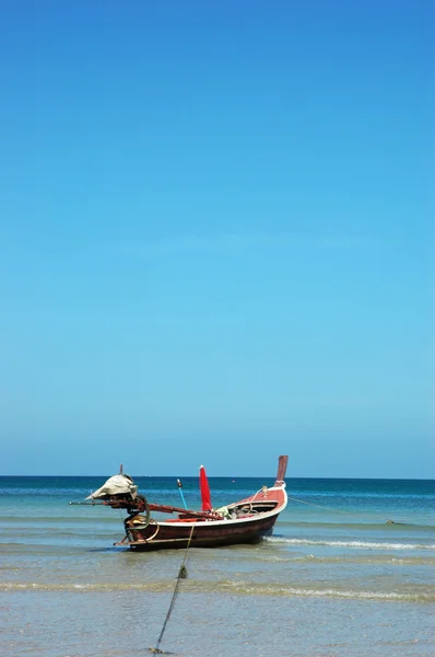 Barco na praia tropical, Phuket, Tailândia — Fotografia de Stock