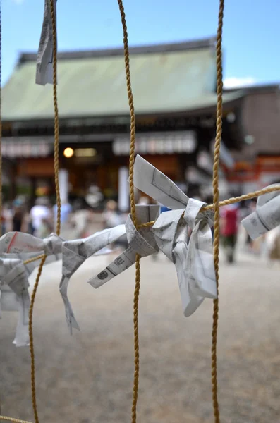 Charmes de fortune en papier pendus sur une ligne dans un temple — Photo