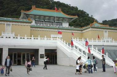 Birçok turist taipei Ulusal Sarayı Müzesi doğru yürümek