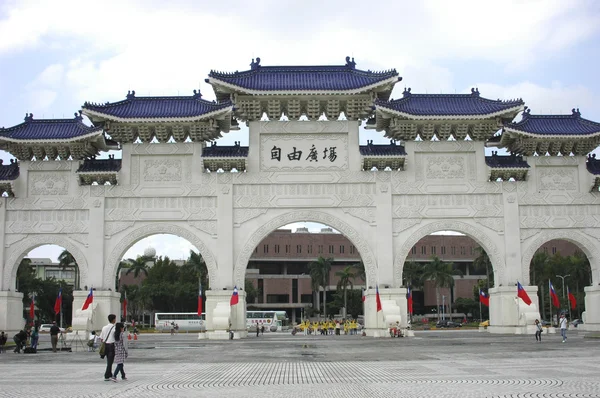 Главные ворота Национального Тайваньского мемориального зала демократии, Тайбэй — стоковое фото