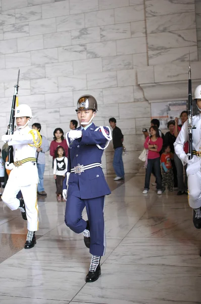 Soldiers marching in Memorial in Taipei — Stock Photo, Image