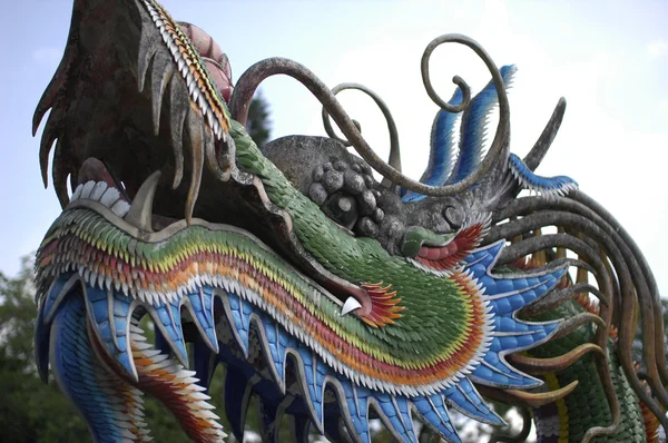 Китайский дракон на храме — стоковое фото