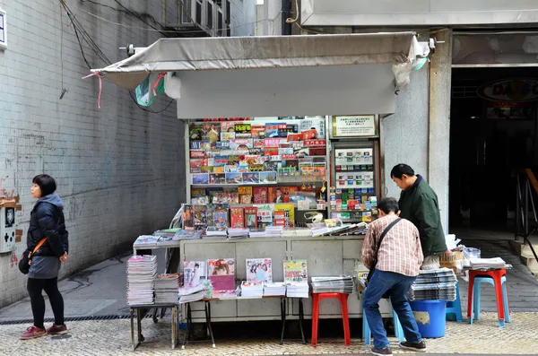 Fournisseur de journaux dans la rue de Macao — Photo