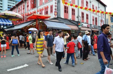 Singapur chinatown bölgesinin hareketli sokak.