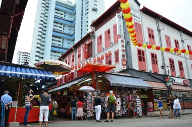 Singapur chinatown bölgesinin hareketli sokak.