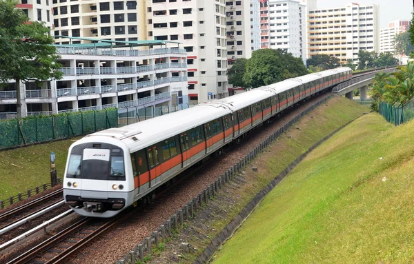 Singapur kitle hızlı tren yolda seyahat eder. — Stok fotoğraf