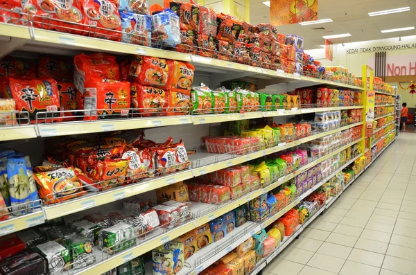 Macarrão instantâneo no mercado para venda — Fotografia de Stock