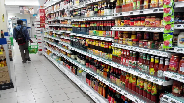 Customer shops for seasoning sauce in market — Stock Photo, Image