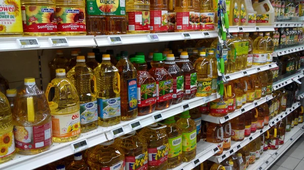 Varios aceites de cocina en el mercado — Foto de Stock