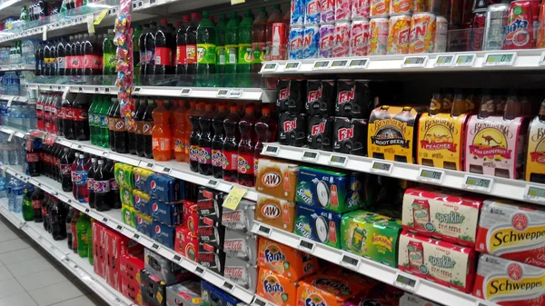 Vários refrigerantes no mercado — Fotografia de Stock