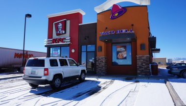 COLORADO, USA - JANUARY 29, 2014: Taco Bell and KFC restaurant o clipart