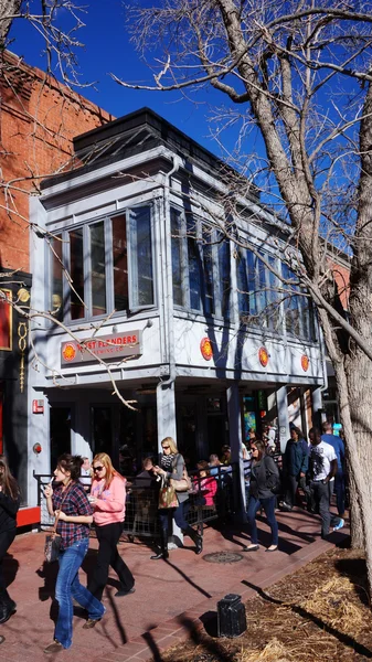 BOULDER, COLORADO, JANUARY 27, 2014: Visitors visit the downtown — Stock Photo, Image