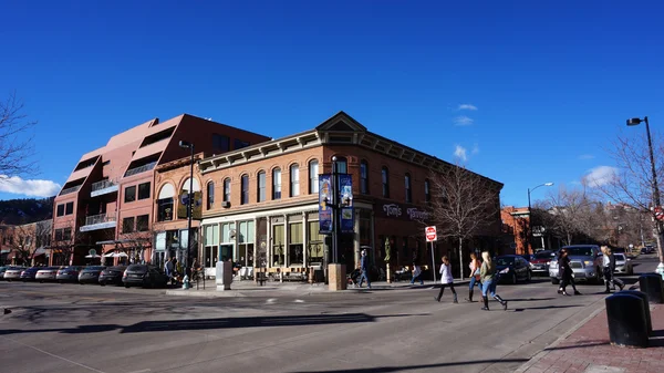 Boulder, colorado, den 27 januari, 2014: besökare besöka downtown — Stockfoto