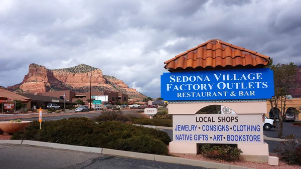 SEDONA, ARIZONA - FEVEREIRO 04, 2014: Visitantes apreciam o eu local — Fotografia de Stock