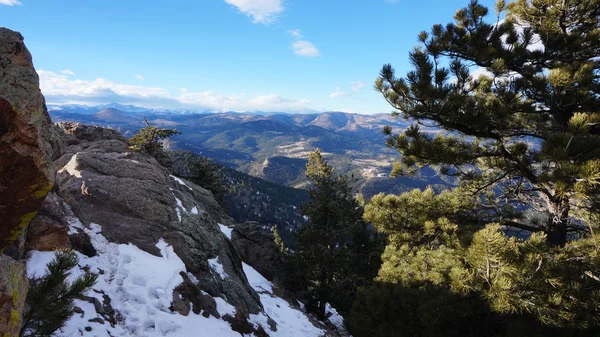 Vista invernale della montagna rocciosa — Foto Stock