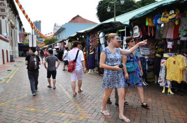 Singapur - 11 Temmuz: alışveriş yürümek-den geçerek Singapur mahallesinde