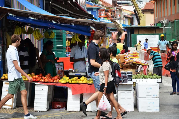 SINGAPORE - 11 LUGLIO 2014: Popoli non identificati fanno acquisti da un droghiere — Foto Stock