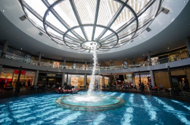 Singapur - Sep 9, 2021: Whirlpool Fıskiyesi 'nde tekne, Marina Körfezi Kumları' nda büyük bir şelale.