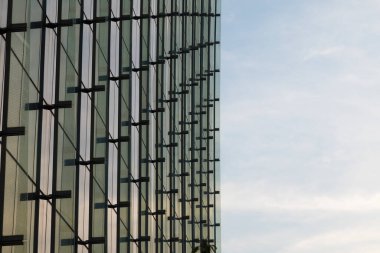 Singapur 'daki yüksek binaların mavi gökyüzü ve cam cephesi