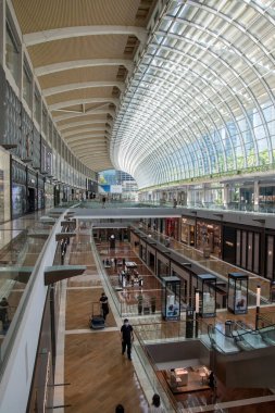 Singapur - 11 Ekim 2021 Marina Bay Sands alışveriş merkezi iç mimarisi. Alışveriş merkezi, Singapur 'da Marina Körfezi' ne bakan birleşik bir tatil köyüdür.