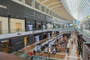 Singapur - 11 Ekim 2021 Marina Bay Sands alışveriş merkezi iç mimarisi. Alışveriş merkezi, Singapur 'da Marina Körfezi' ne bakan birleşik bir tatil köyüdür.