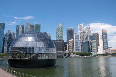 Singapur - 11 Ekim 2021: Marina Bay Sands 'deki Apple Store. Dünyada su üzerinde yüzen ilk Apple mağazası..