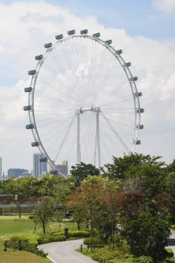 Singapur - Sep 9, 2021 Singapur 'daki Dönme Dolap' a Singapur Limanı 'ndaki Bahçeler' den Gelen Flyer adı verildi.