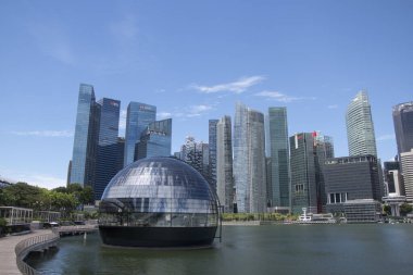 Singapur - 11 Ekim 2021: Marina Bay Sands 'deki Apple Store. Dünyada su üzerinde yüzen ilk Apple mağazası..