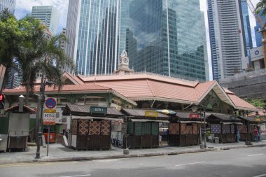 Singapur - 11 Ekim 2021: Singapur 'daki Lau Pa Sat Market' in görüntüsü. Popüler bir yemek şirketi, popüler bir yemek mahkemesi satıcıları merkezi. Singapur 'un ulusal tarihi simgesidir..