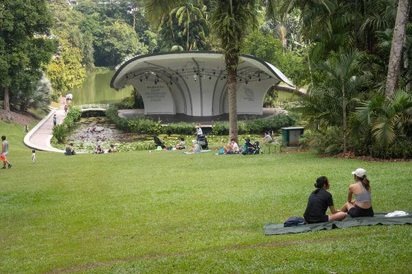 Singapur Října 2021 Lidé Odpočívají Velkém Trávníku Singapurské Botanické Zahradě — Stock fotografie