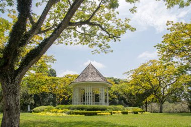 Singapur, 16 Ekim 2021, Singapur Botanik Bahçeleri 'ndeki beyaz orkestra sehpası. Sekizgen çardak olarak bilinen Orkestra Standı 1930 'da kuruldu ve orijinal şeklini korudu.
