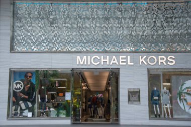 Singapur - 21 Ekim 2021 Orchard Singapur 'daki Michael Kors Mağazası. Michael Kors lüks bir çanta ve aksesuar tasarımcısı..