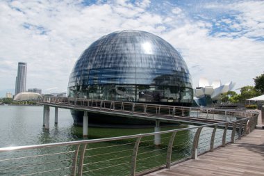 Singapur - 11 Ekim 2021: Marina Bay Sands 'deki Apple Store. Dünyada su üzerinde yüzen ilk Apple mağazası..