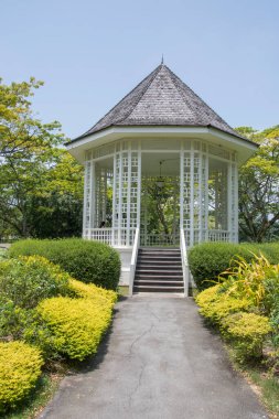Singapur, 16 Ekim 2021, Singapur Botanik Bahçeleri 'ndeki beyaz orkestra sehpası. Sekizgen çardak olarak bilinen Orkestra Standı 1930 'da kuruldu ve orijinal şeklini korudu.