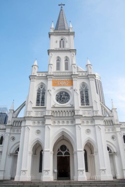 Singapur - 24 Ekim 2021: Singapur 'da Gotik tarzı bir şapel olan Chijmes' in dış görüntüsü. Chijmes tarihi bir bina kompleksi ve Singapur ulusal anıtıdır..