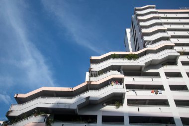 Singapur - 23 Ekim 2021: Gündüz vakti Singapur yüksek yoğunluklu konut binası HDB cephesi.