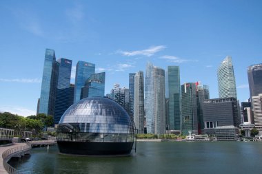 Singapur - 11 Ekim 2021: Marina Bay Sands 'deki Apple Store. Dünyada su üzerinde yüzen ilk Apple mağazası..