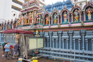 Singapur - 24 Ekim 2021: Bugis Singapur 'daki Sri Krishnan tapınağının görüntüsü. Singapur 'un en eski tapınaklarından biridir ve Singapur' daki tek Güney Hindistan tapınağıdır.